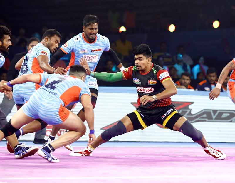 Pawan raiding against Bengal Warriors