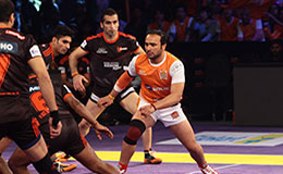 Puneri Paltan skipper Manjeet Chillar in search of a successful raid against U Mumba in Match 26 of Pro Kabaddi League Season 3