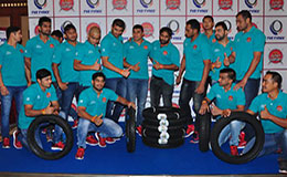 Puneri Paltan team poses along with TVS TYRES team