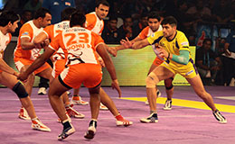 Rahul Chaudhari Telugu Titans approaches the Puneri Paltan defence