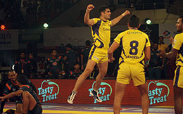 Rahul Chaudhari celebrates with his team as Telugu Titans grab the lead in the end