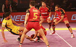 Rahul Chaudhari of Telugu Titans escapes against Bengaluru Bulls in Match 14 of Star Sports Pro Kabaddi season 3