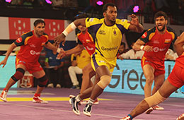 Rajaguru Subramaniam Telugu Titans attempts a running hand touch in the Bengaluru Bulls den