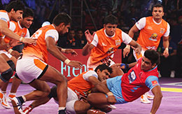 Rajesh Narwal Jaipur Pink Panthers is tackled by the Puneri Paltan defence