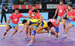 Rajesh Narwal of Jaipur Pink Panthers against Telugu Titans in Pro Kabaddi League