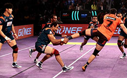 Rakesh Kumar of U Mumba breaches the Bengal Warriors defence