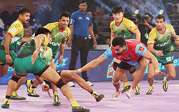 Ran Singh Jaipur Pink Panthers attempts a toe touch in the Patna Pirates den