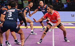 Ravinder Pahal of Dabang Delhi raids against Bengal Warriors in star sports Pro Kabaddi season 3