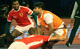 Ravinder Pahal of Debang Delhi managed to get his act right on Puneri Paltan raider Yogesh Hooda in the Star Sports Pro Kabaddi season3