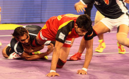 Ravinder Pahal the Dabang Delhi Captain has Bengaluru Bulls Deepak Kumar Dahiya hold on the inaugural day of Star Sports Pro Kabaddi Season 3