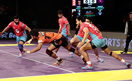 Rishank Devadiga trying to grab a bonus point during a do or die raid for U Mumba against Jaipur Pink Panthers