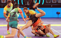 Sandeep Narwal of the Patna Pirates flips over U Mumba captain Anup Kumar in grand finale of star sports Pro kabaddi season 3