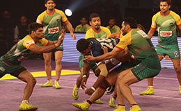 Selvamani of Dabang Delhi tackled by Patna Pirates captain Manpreet Singh in Star Sports Pro Kabaddi season 3