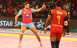Sonu Narwal Jaipur Pink Panthers celebrates a successful raid in the Bengaluru Bulls den