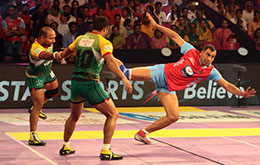 Sonu Narwal attempts a touch on a Patna Pirates defender