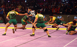 Sunil Jaipal Bengal Warriors tackled by the Patna Pirates defence