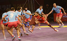 Surjeet Narwal Bangaluru Bulls captain gets rid off Rajesh Narwal of Jaipur Pink Panthers in Star Sports Pro Kabaddi season 3