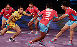 Telugu Titans Meraj Sheykh on the move agaisnt Jaipur Pink Panthers in Pro Kabaddi League 2016