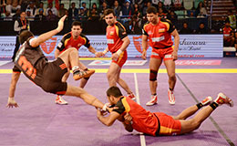 U Mumba captain Anup Kumar battles with Bengaluru Bulls Deepak Rathi in match 44 of the Star Sports Pro Kabaddi season 3