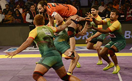 U Mumba s Rakesh Kumar jumps over the Patna Pirates defence in Star Sports Pro Kabaddi League Match