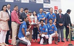 Amity Polo Cup Ashok K Chauhan Amar Singh presenting the Winners Trophy to Naveen Jindal and his team Jindal Panthers