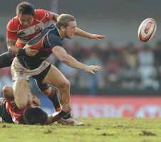 Hong-Kong-winger-Tom-McQueen-offloads-the-ball-v-Japan-in-the-HSBC-A7s-India-final