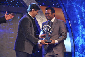 Leander-Paes-received-the-award-as-CNN-IBN-INDIAN-OF-THE-YEAR-2013---OUTSTANDING-ACHIEVEMENT
