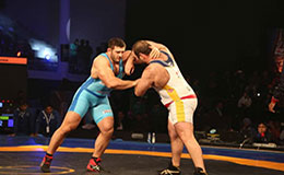 Davit Modzmanashvili of Bengaluru Yodhas in blue in action against Levan Berianidze of Mumbai Garuda