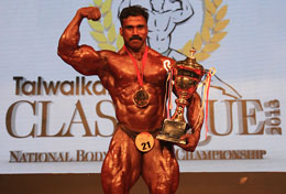 Murli-Kumar-R-with-Trophy.jpg-26