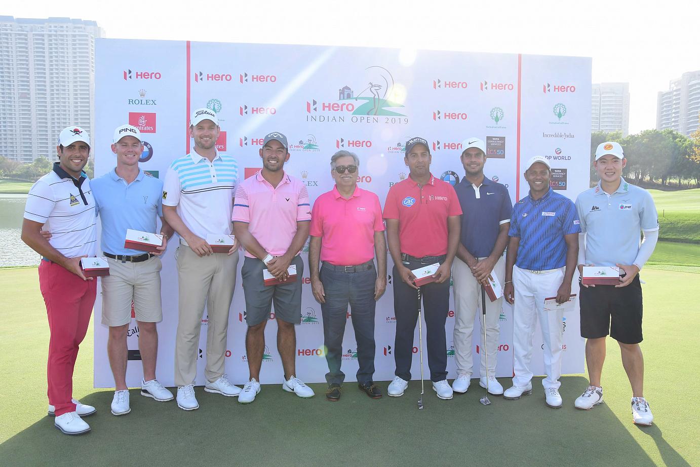 Dr Pawan Munjal Chairman Hero MotoCorp with players at the Hero Skills Challenge